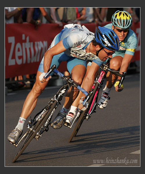 Peter "Paco" Wrolich und Alexander Winokourov belauern sich auf der letzten Runde beim Wiener Rathauskriterium 2005