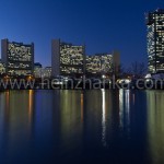Die Uno-City spiegelt sich im Kaiserwasser