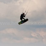 Kitesurfer mit hohem Luftstand