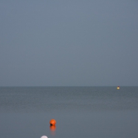 Die beiden Bojen die umschwommen werden