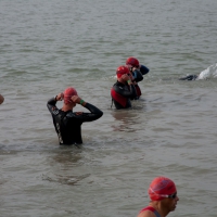 Badehaube und Brille richten
