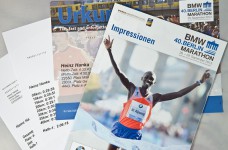 Urkunde und Magazin vom Berlin Marathon 2013